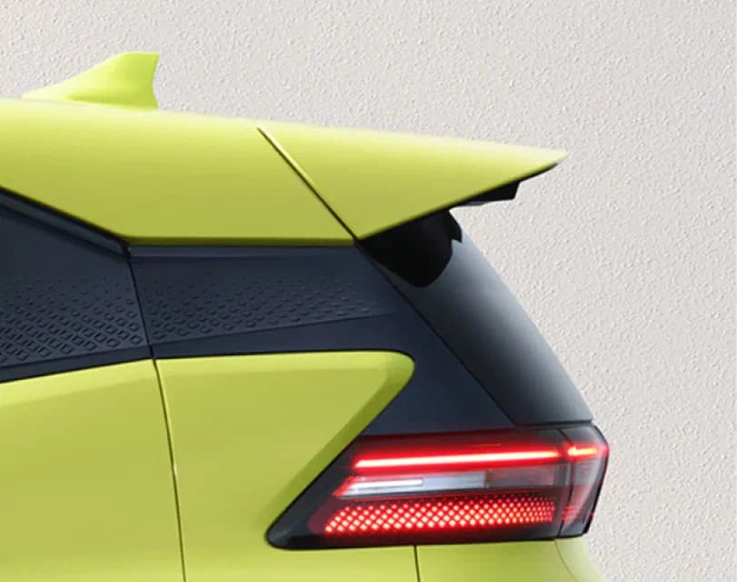 „Plavajoča streha“ in zadnje LED-luči čez celotno širino zadnjega dela