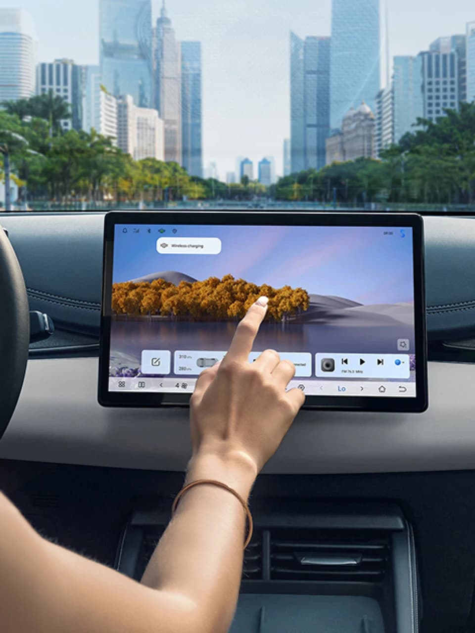 40-cm (15,6") lebdeči zaslon na dotik