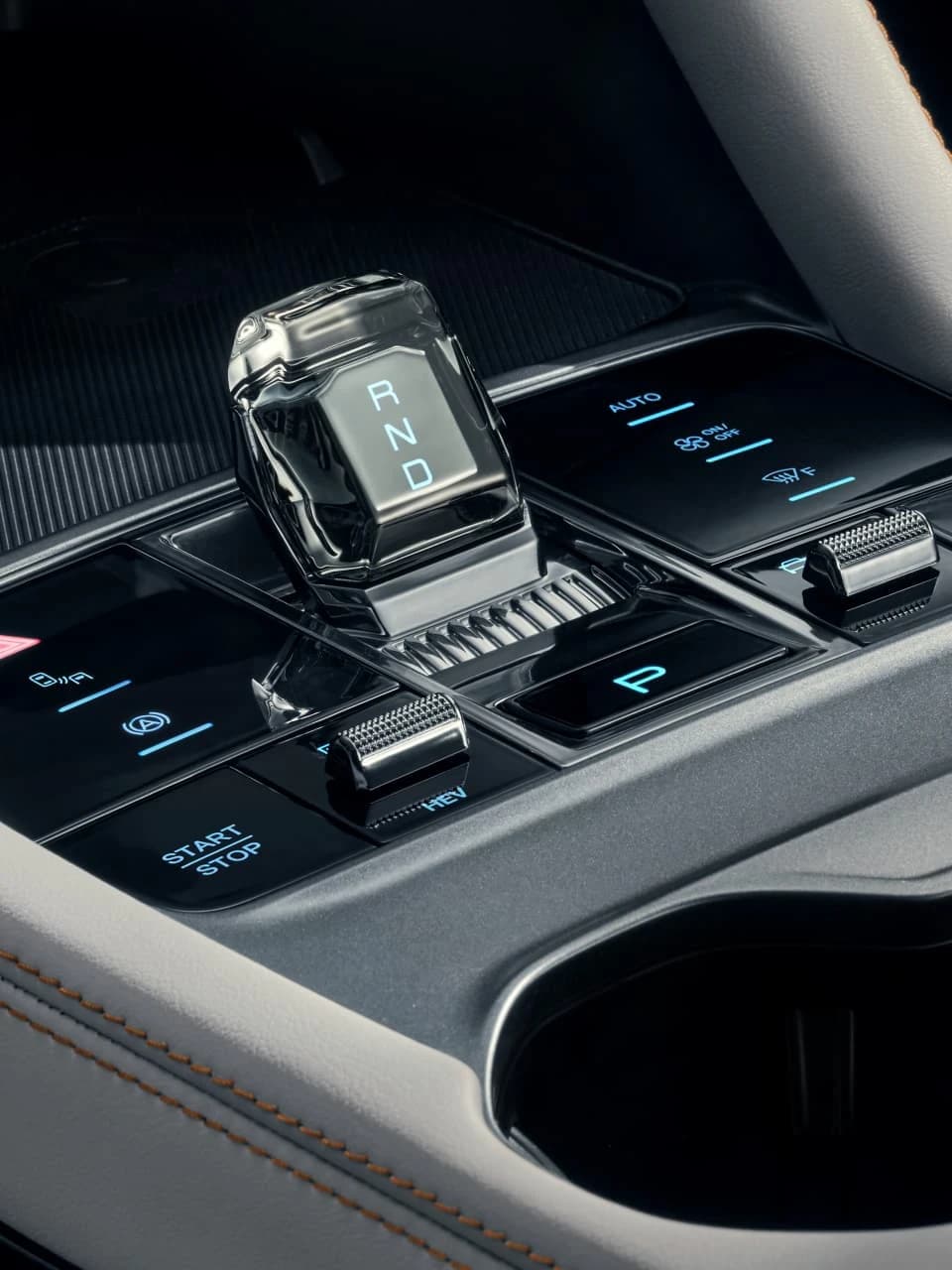 Kristalna prestavna ročica z estetiko oceana